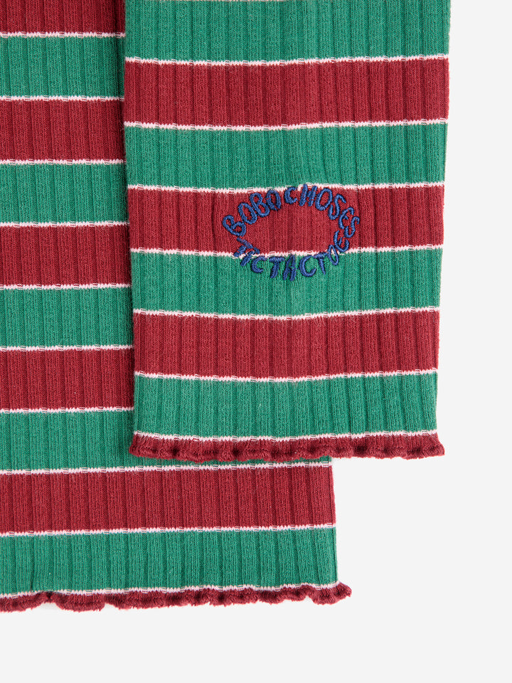 Détail de manche de T-shirt à col roulé Bobo Choses en coton rayé vert et rouge