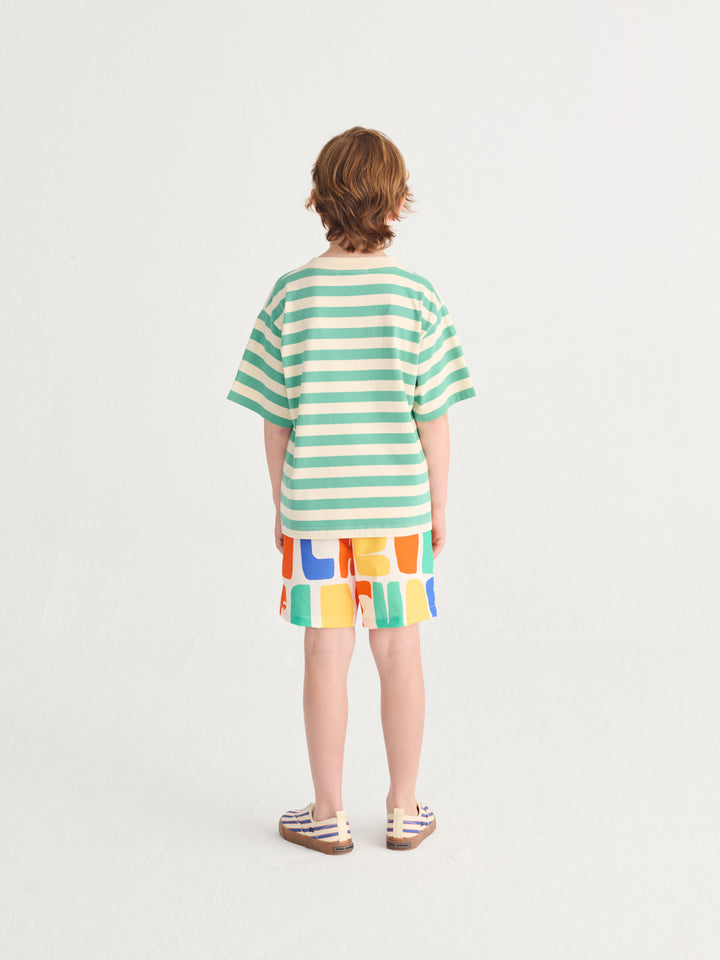 Dos de Garçon avec T-Shirt Bobo Choses en coton rayé vert