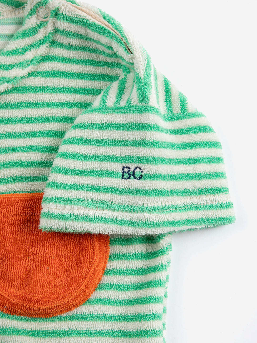 Détail de manche de T-shirt Bobo Choses en ratine rayé vert avec pochette orange