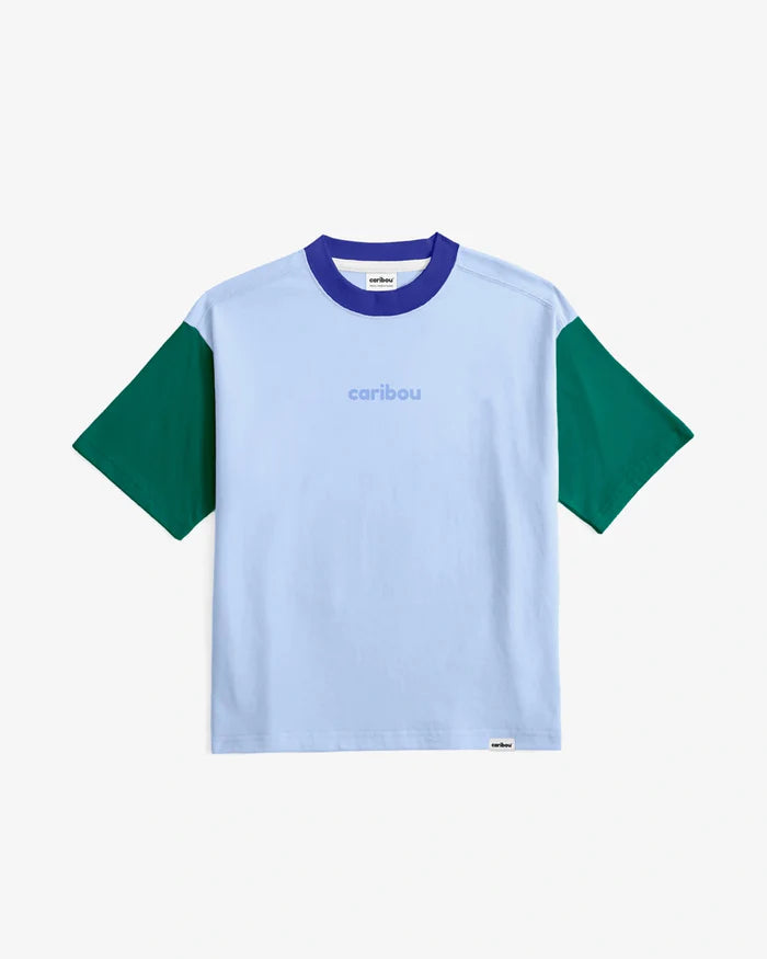 T-shirt Caribou en coton bleu claire avec manches vert et col bleu royale