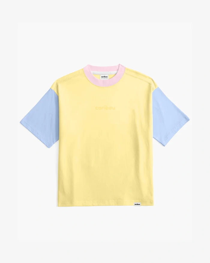 T-shirt Caribou en coton jaune avec manches bleu et col rose