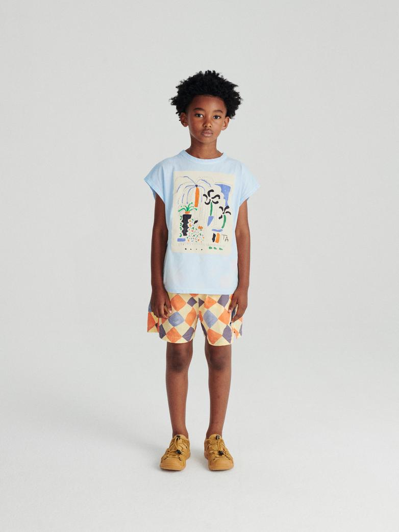 Garçon avec T-shirt True Artist en coton bleu pâle avec imprimé fleurs et plantes