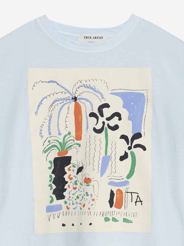 Détail de T-shirt True Artist en coton bleu pâle avec imprimé fleurs et plantes