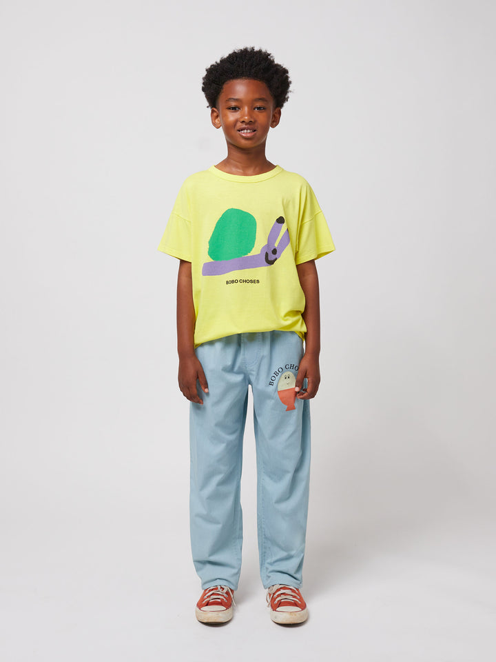 Enfant avec T-shirt en coton jaune avec imprimé escargot mauve et vert