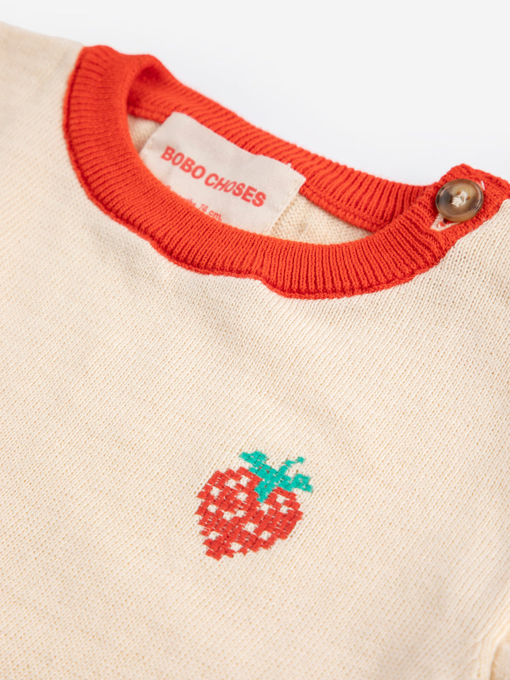 Détail de T-shirt tricoté en coton beige avec fraise brodée