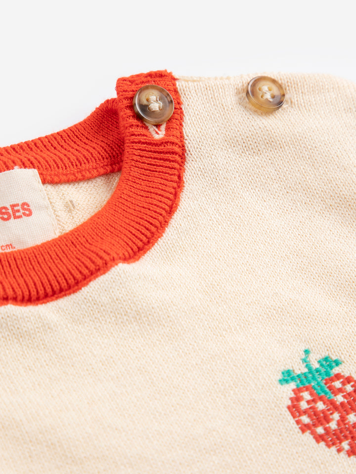Détail de T-shirt tricoté en coton beige avec fraise brodée