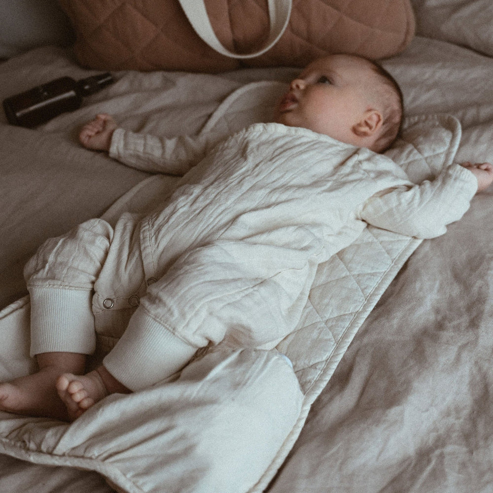 Bébé avec Tapis de change matelassé en coton 