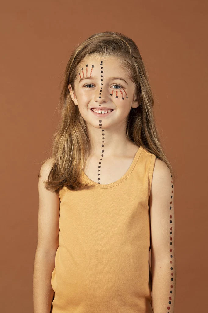 Enfant avec tatouages temporaires faits avec Feutre de tatouage temporaire Tattopen brun et noir pour visage et corps