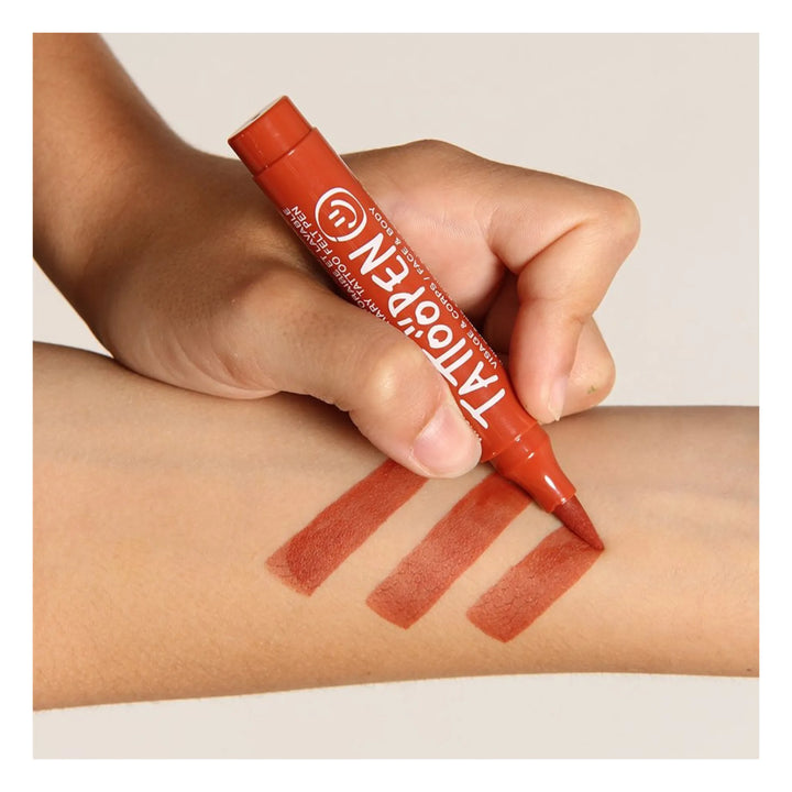 Bras avec tatouages temporaires faits avec Feutre de tatouage temporaire Tattopen brun pour visage et corps