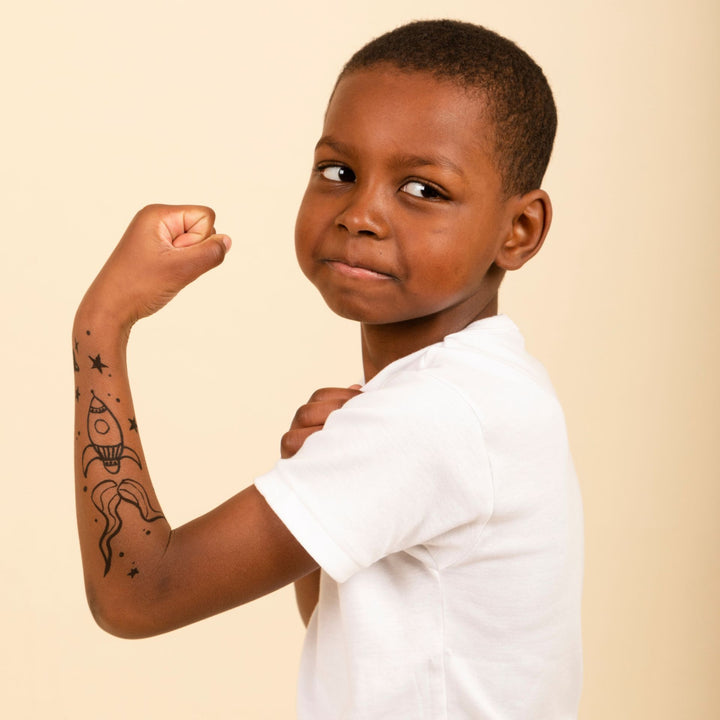 Enfant avec tatouages temporaire noir fait avec Tatoopen 
