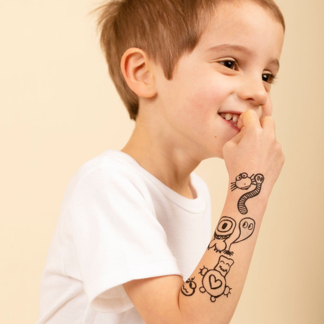 Enfant avec tatouages temporaire noir fait avec Tatoopen 