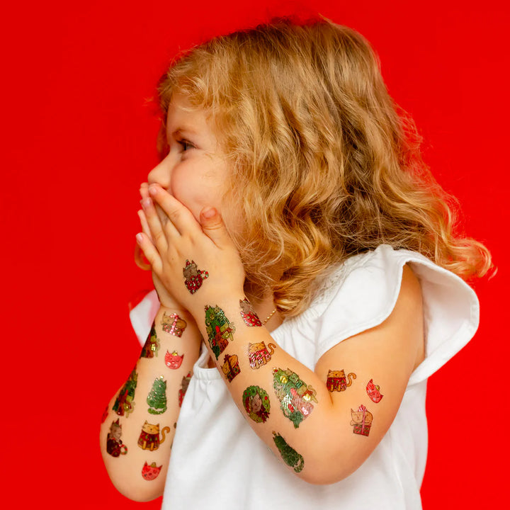 Fille avec Tatouages temporaires du chatpin de Noël