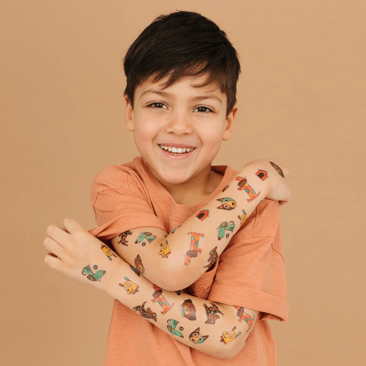 Enfant avec Tatouages temporaires des chiens coquins