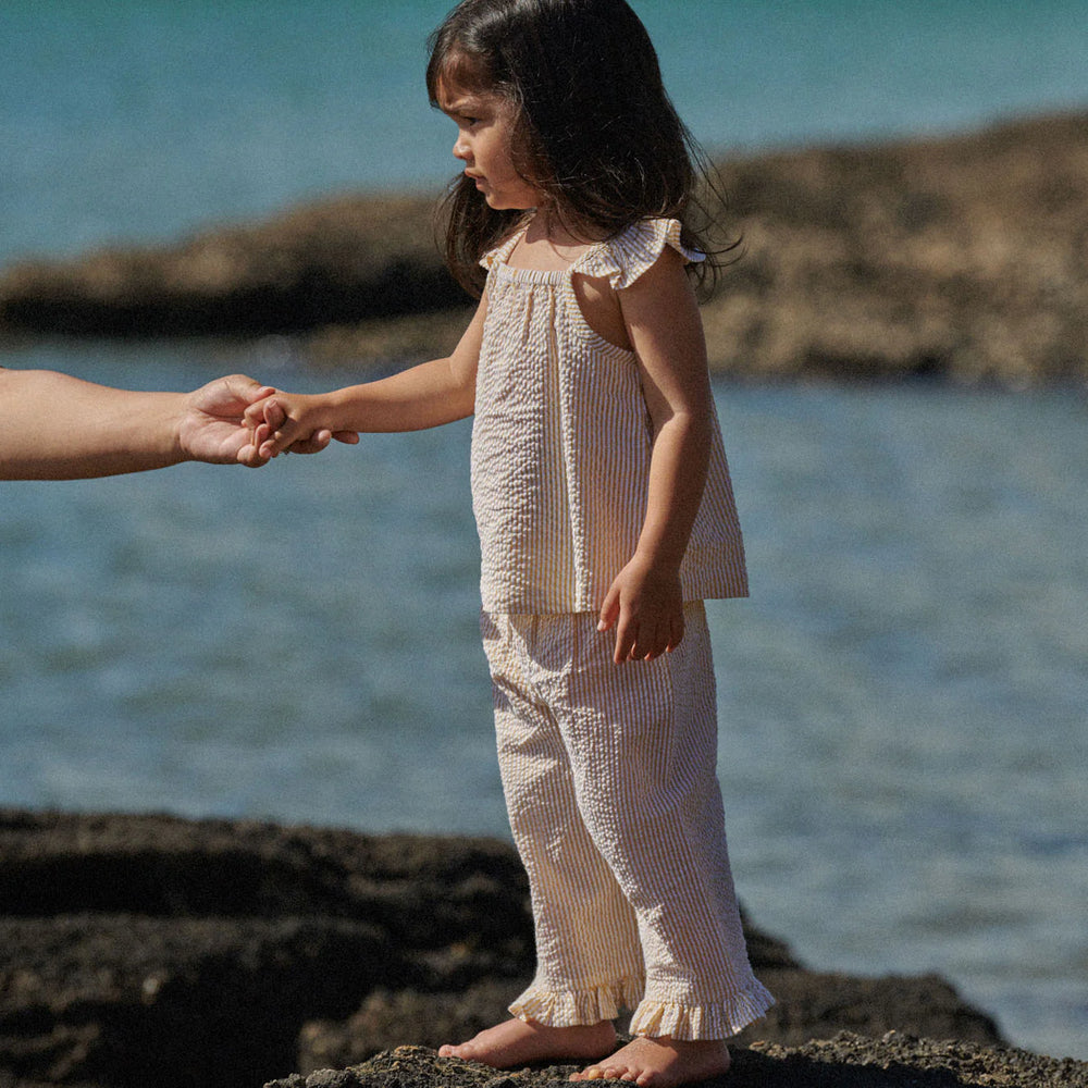 Fille avec Top Nature baby en coton rayé jaune