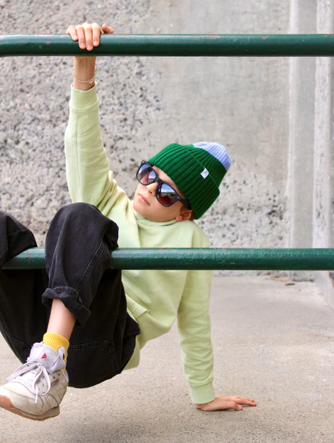 Garçon avec Tuque tricoté bicolore vert et bleu