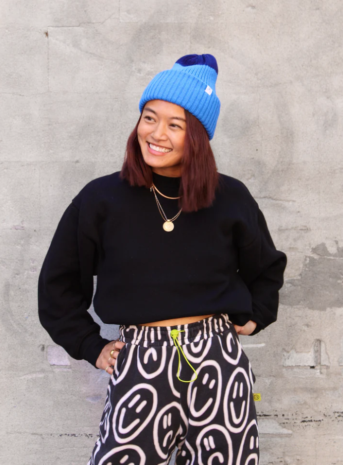 Femme avec Tuque bicolore bleu et Marine