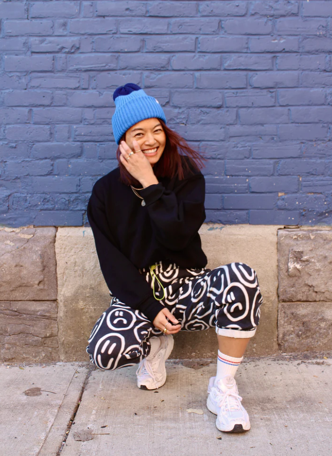 Femme avec Tuque bicolore bleu et Marine
