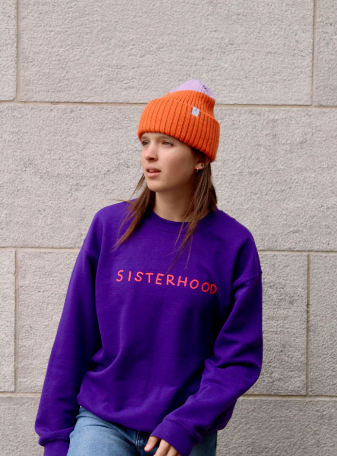 Fille avec Tuque bicolore orange et lilas