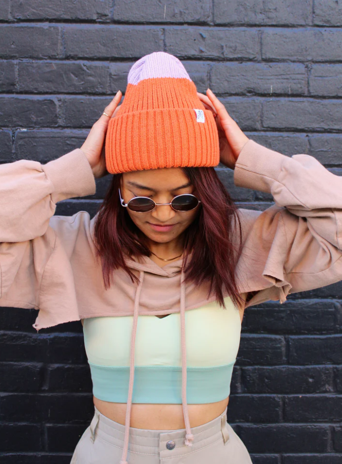 Femme avec Tuque bicolore orange et lilas