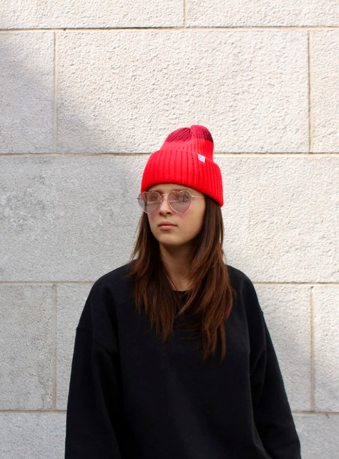 Fille avec Tuque bicolore rouge et framboise