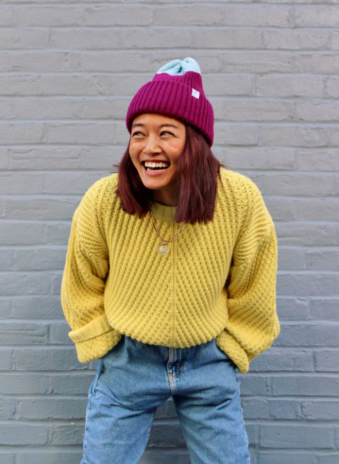 Femme avec Tuque tricoté bicolore prune et bleu ciel
