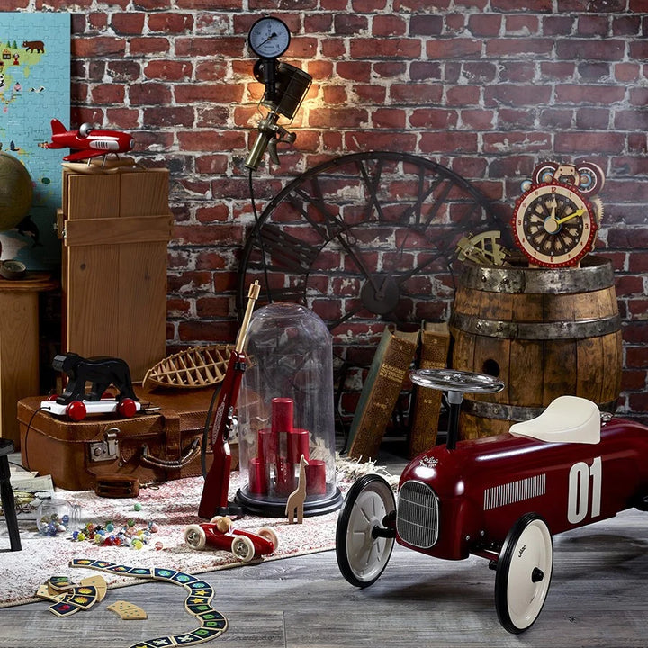 Voiture de course Vilac Bordeaux dans un set de jouets