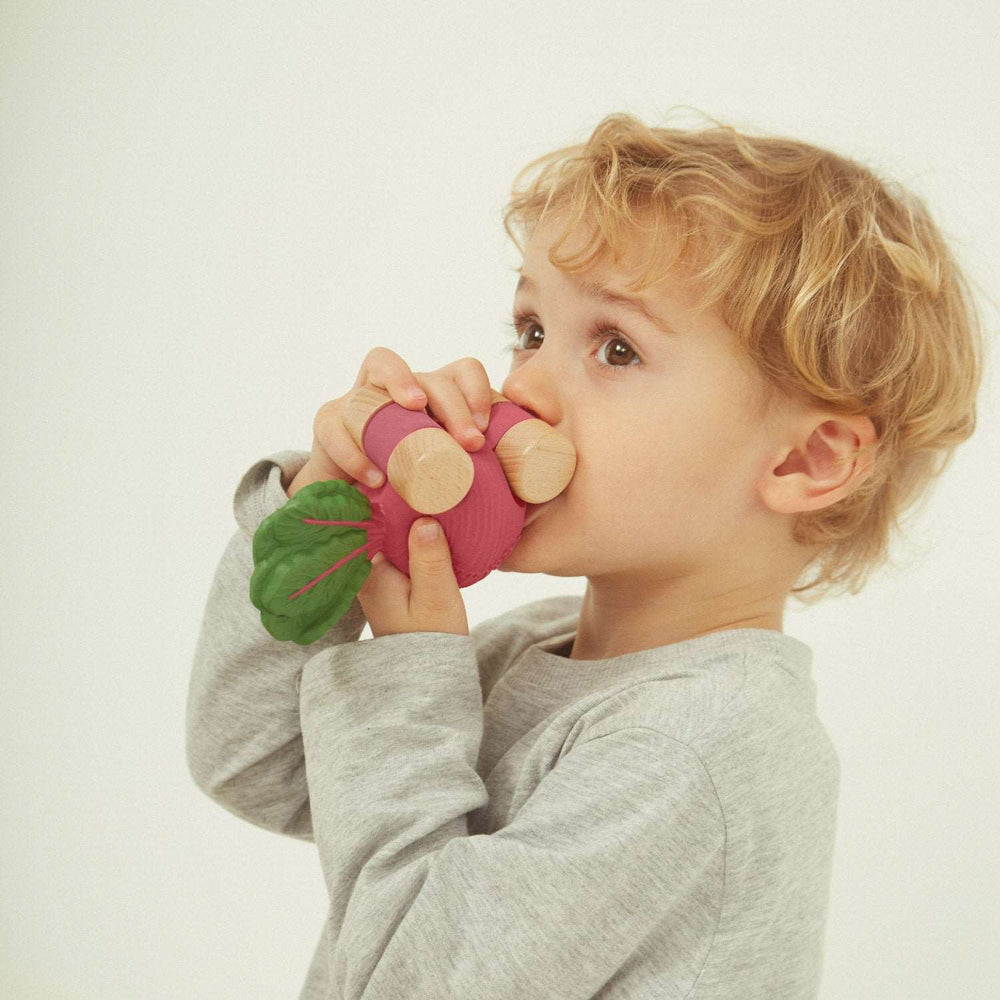 Enfant avec Voiture pour bébé en caoutchouc et bois en forme de betterave