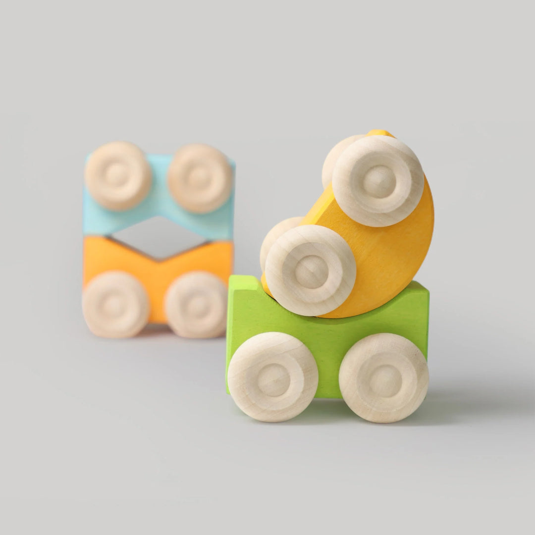 Voitures Grimms à empiler en bois jaune, bleu et vert