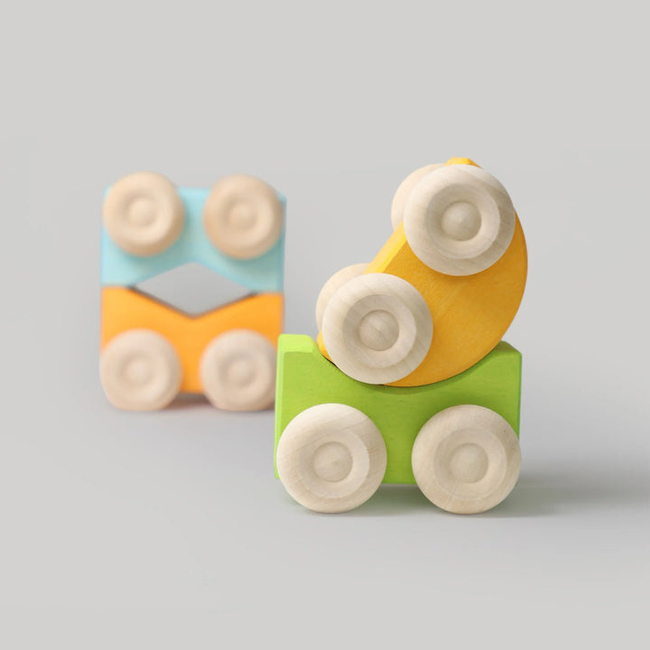 Voitures Grimms à empiler en bois jaune, bleu et vert