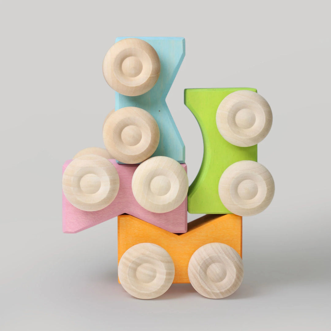 Voitures Grimms à empiler en bois verte, rose, orange et bleu
