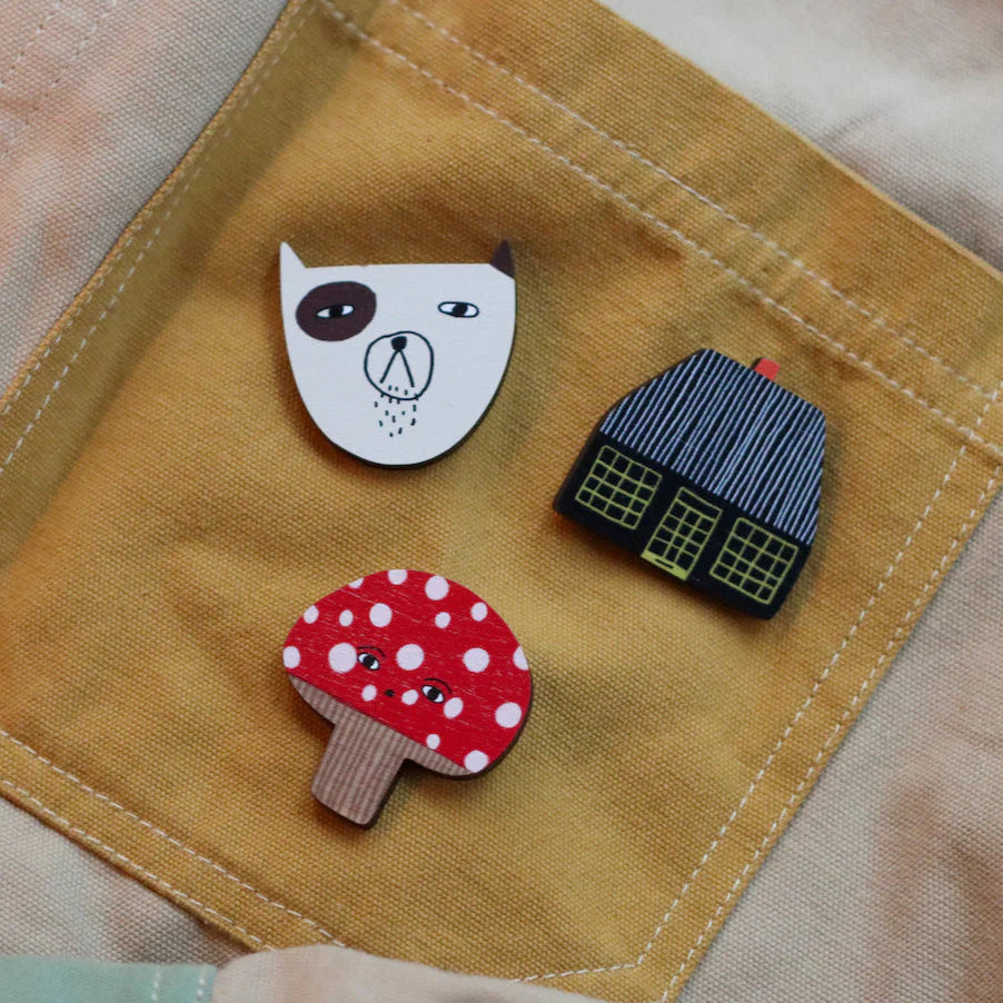 Badges à épingle en bois en forme de champignon, maison et ours Donna Wilson