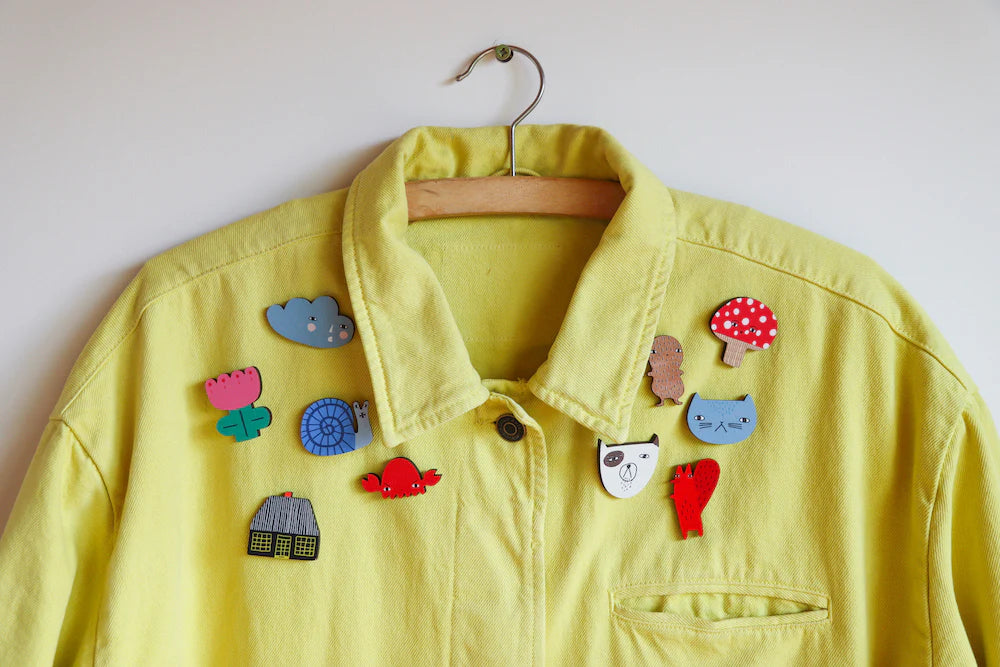 Blouse jaune avec Badges à épingle en bois Donna Wilson