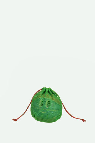 Ballon sportif bleu et orange dans son sac vert