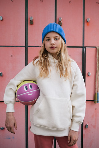 Enfant avec Ballon sportif mauve, orange et jaune