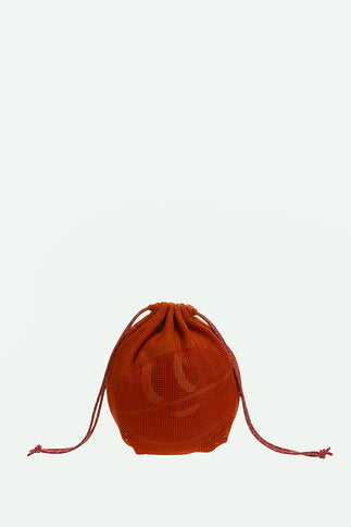 Ballon sportif mauve, orange et jaune dans son sac orange