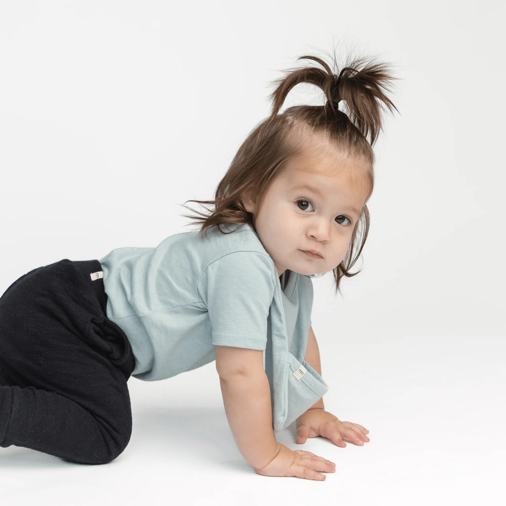 Bébé avec Body manches courtes en coton bio bleu
