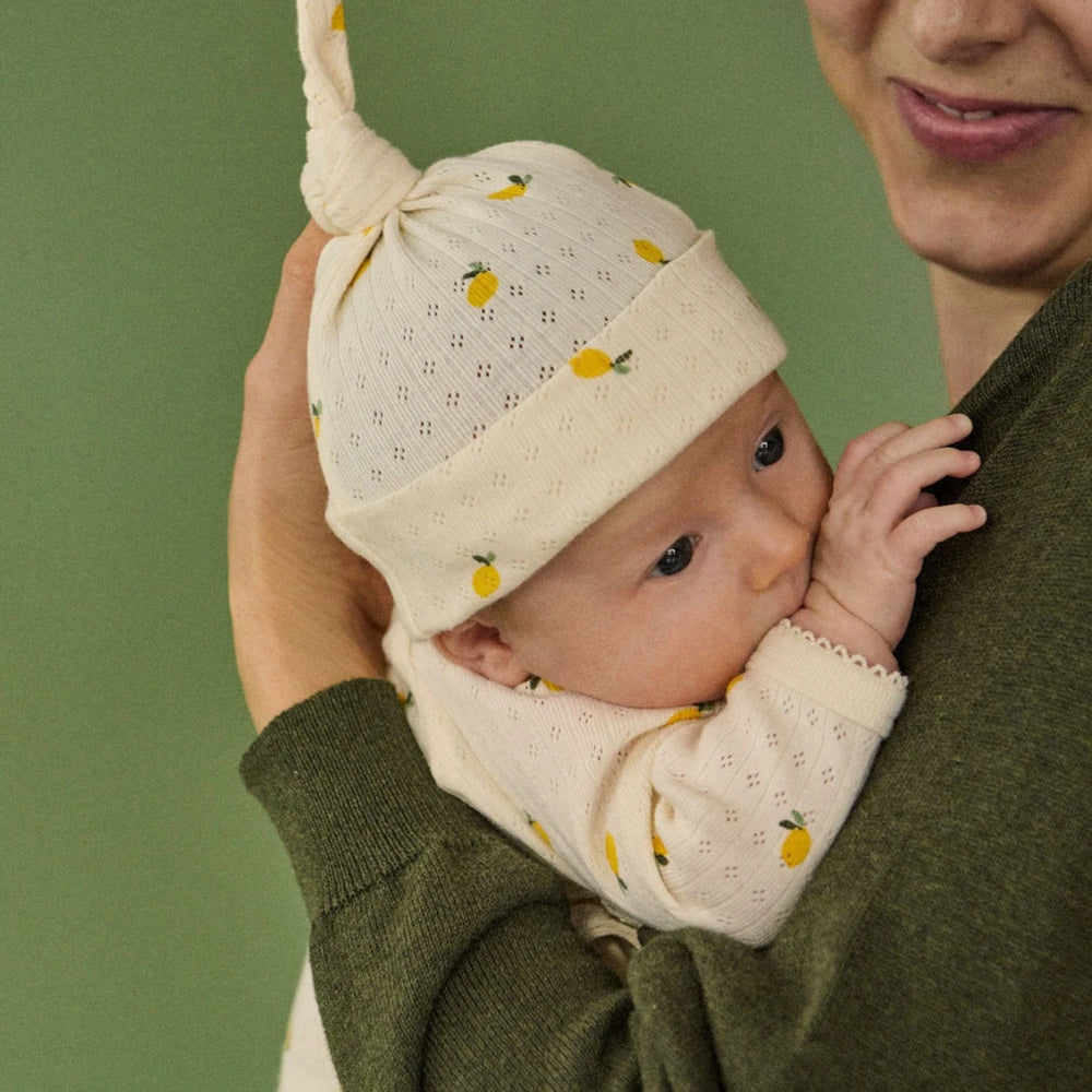 Bébé avec Bonnet noué pointelle naturel avec imprimé citrons