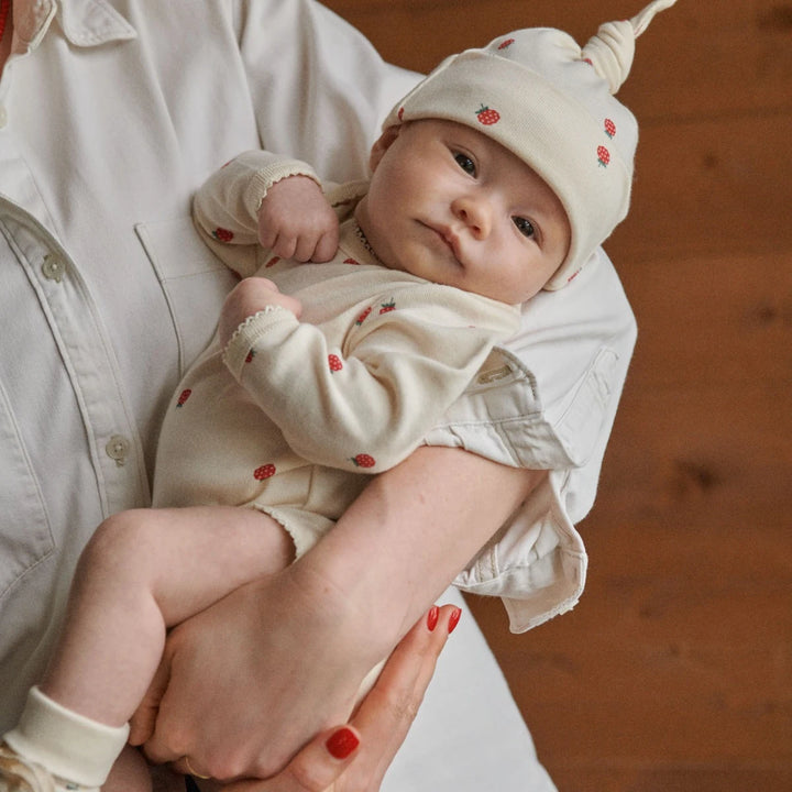 Bébé avec Bonnet noué en coton écru avec imprimé framboises