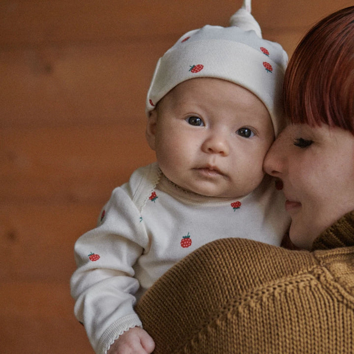 Bébé avec Bonnet noué en coton écru avec imprimé framboises