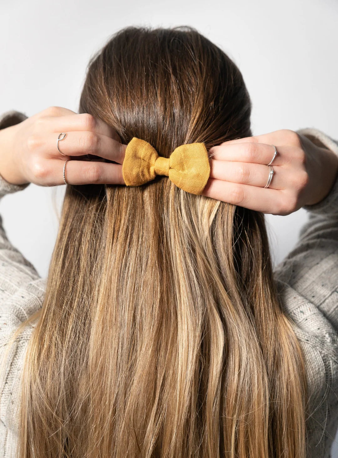 Femme avec Boucle pour le cheveux moutarde