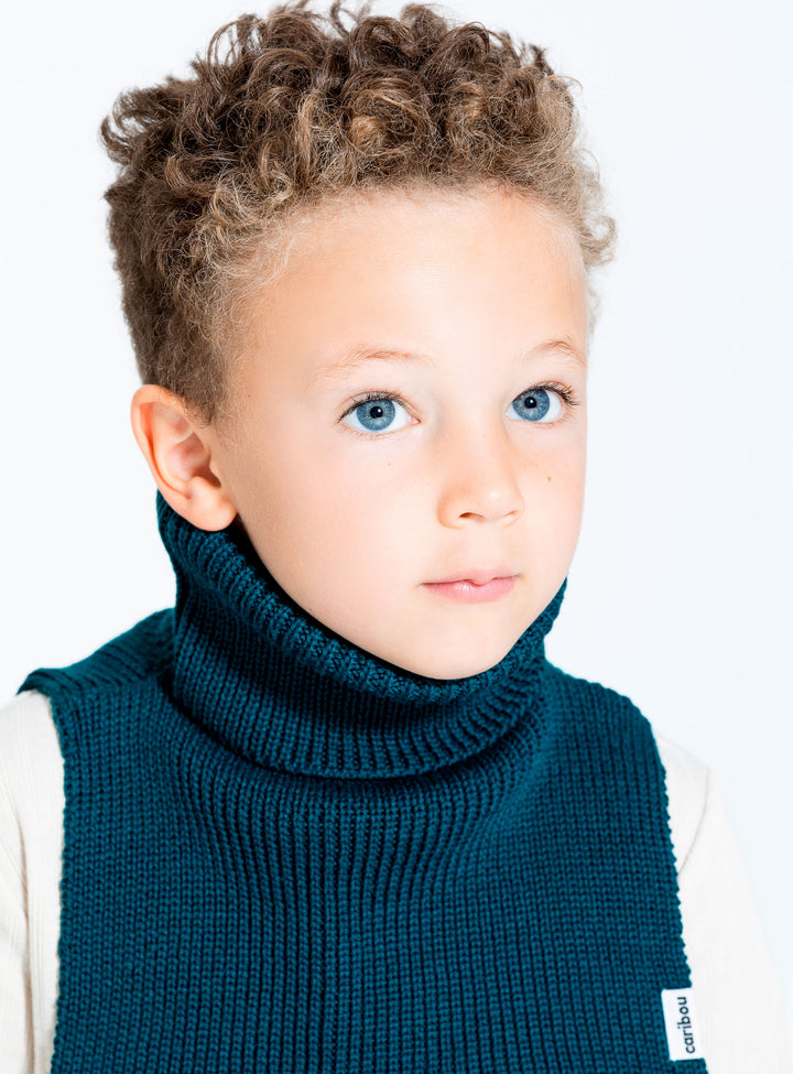 Enfant avec Cache cou en tricot Sapin