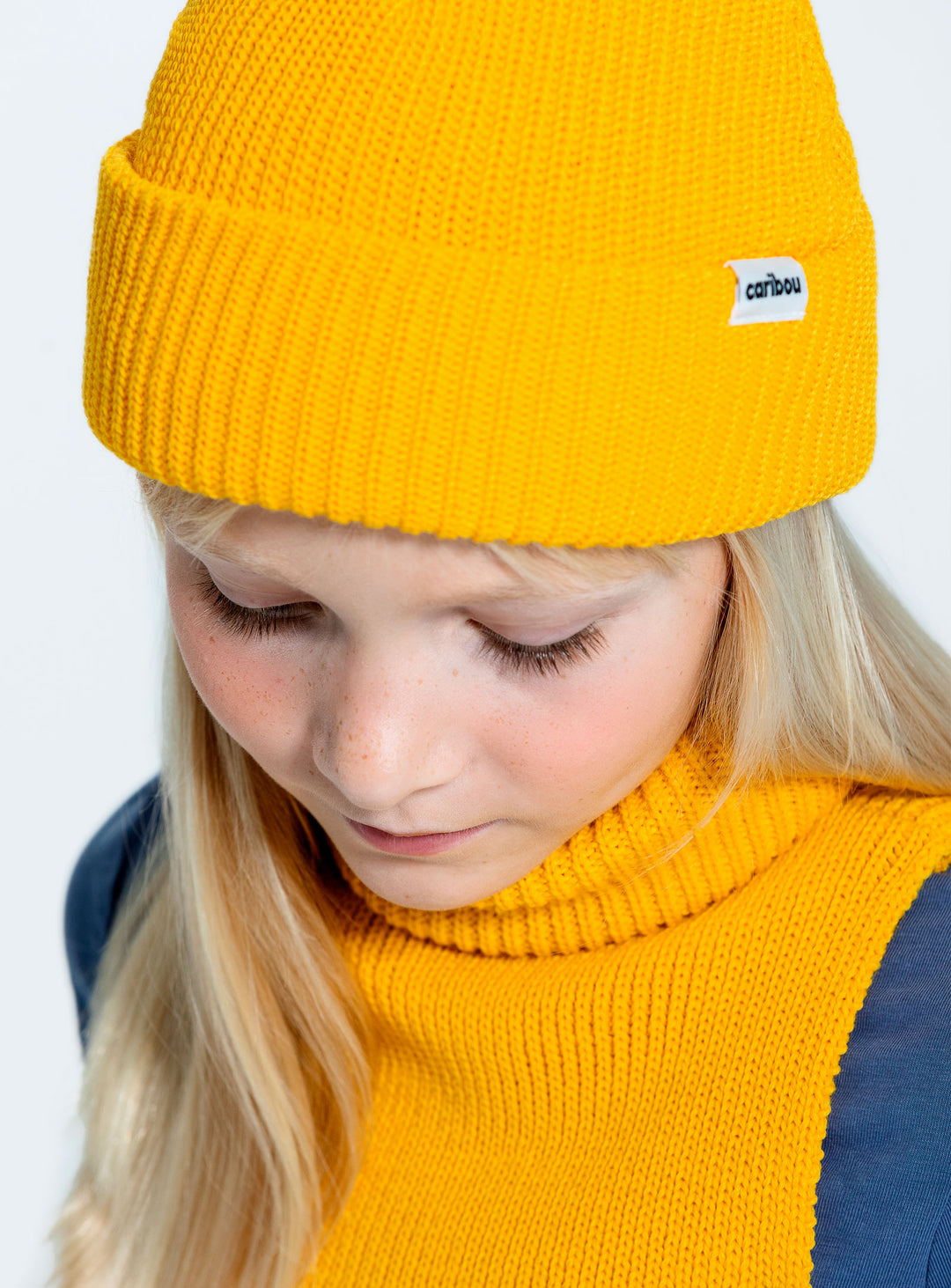 Fille avec Cache cou en tricot Jaune