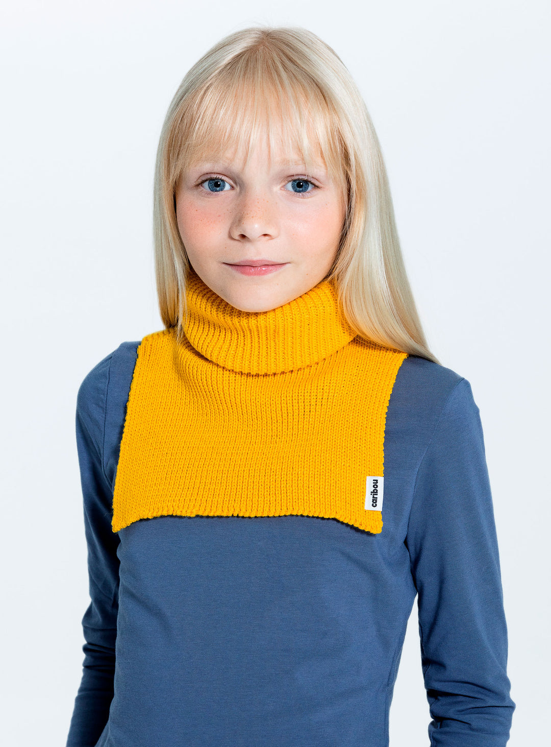 Fille avec Cache cou en tricot Jaune