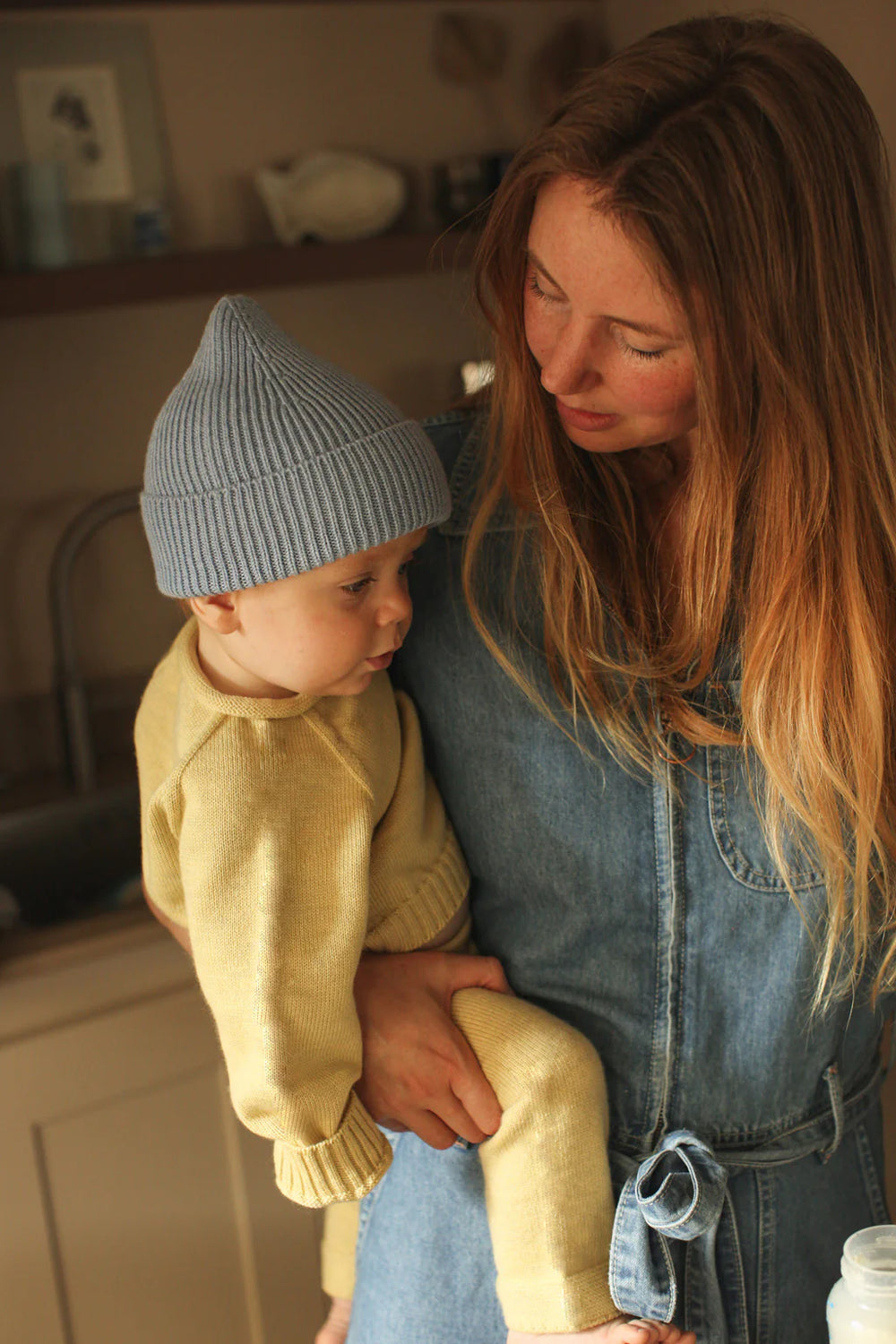 Maman et bébé avec Cardigan tricoté en laine mérinos jaune pâle