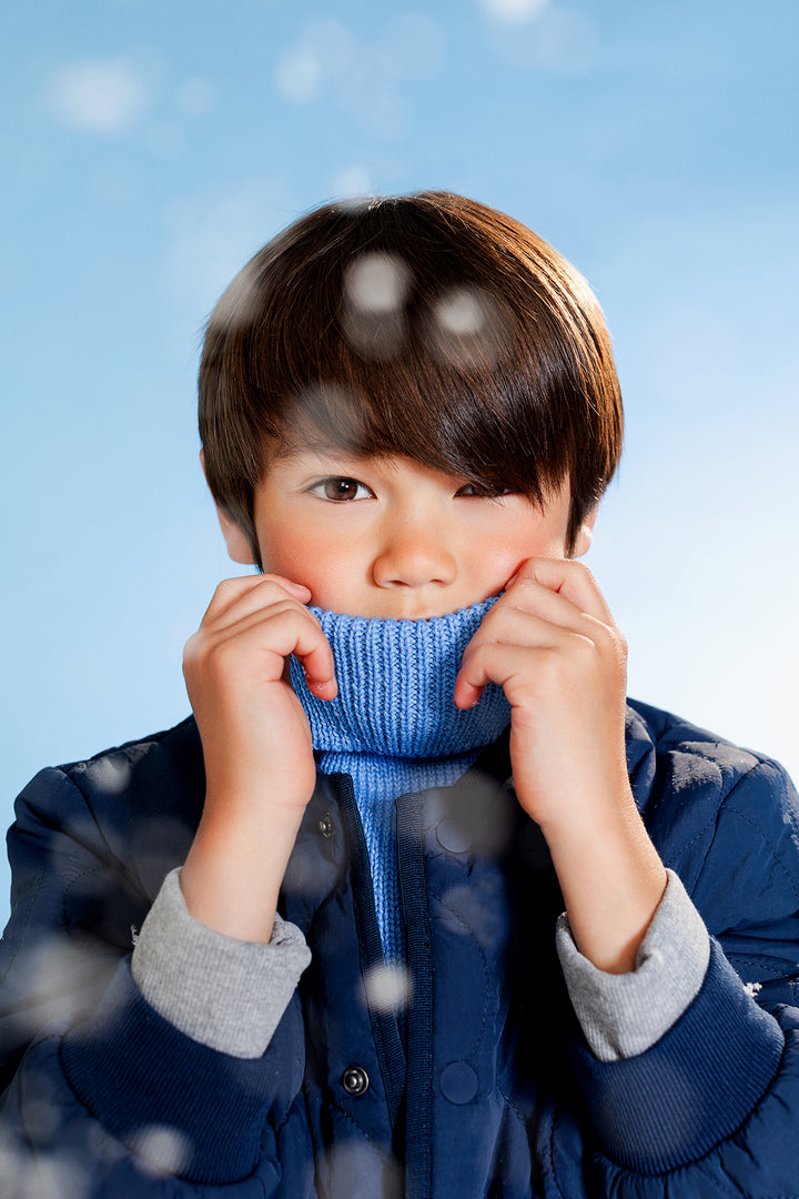Enfant avec Cache-cou en tricot bleu