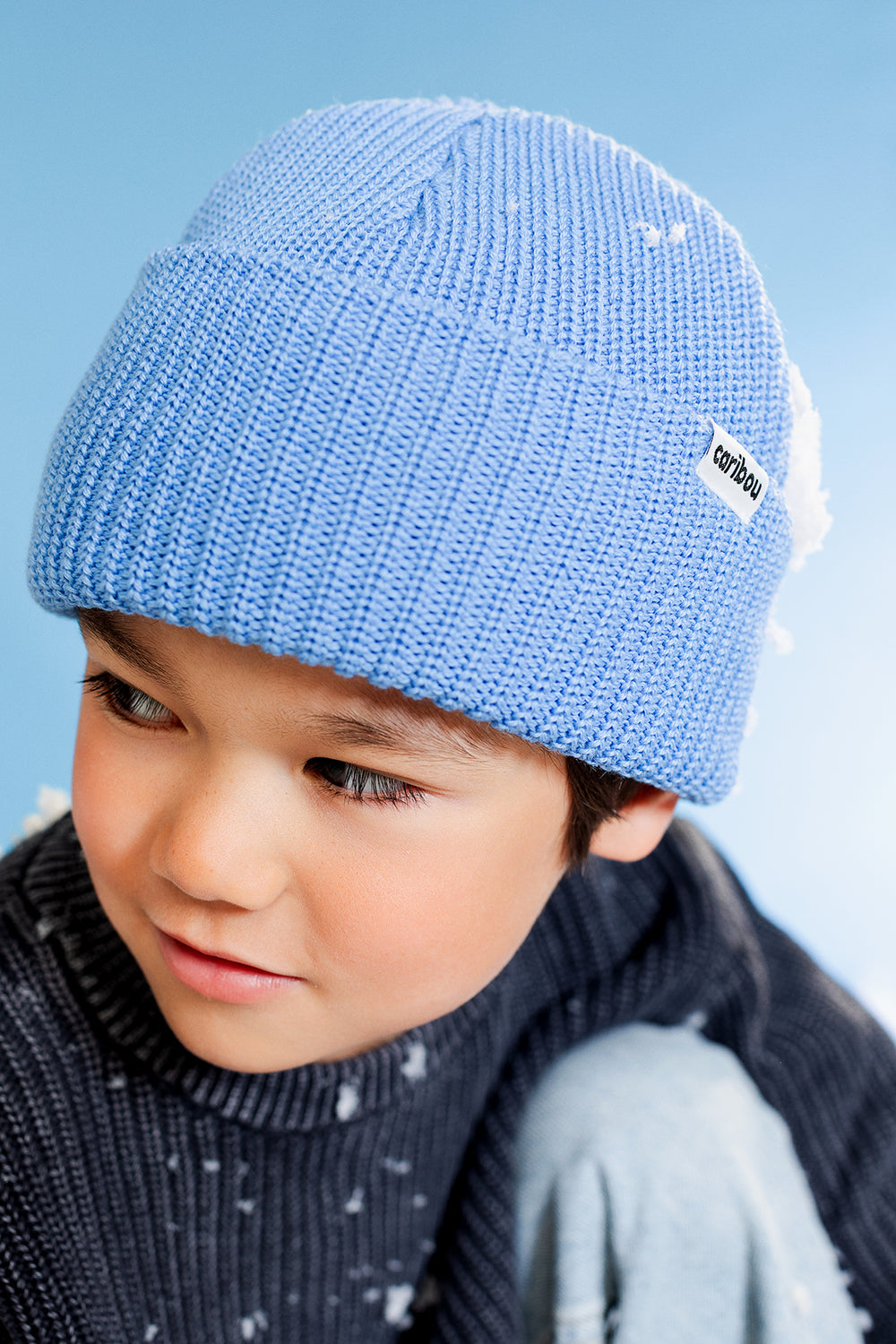 Garçon avec Tuque pêcheur Caribou en tricot bleu