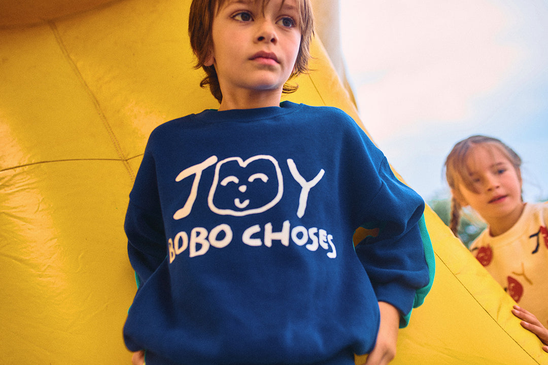 Garçon avec Chandail en coton bleu avec imprimé Joy Bobo Choses blanc