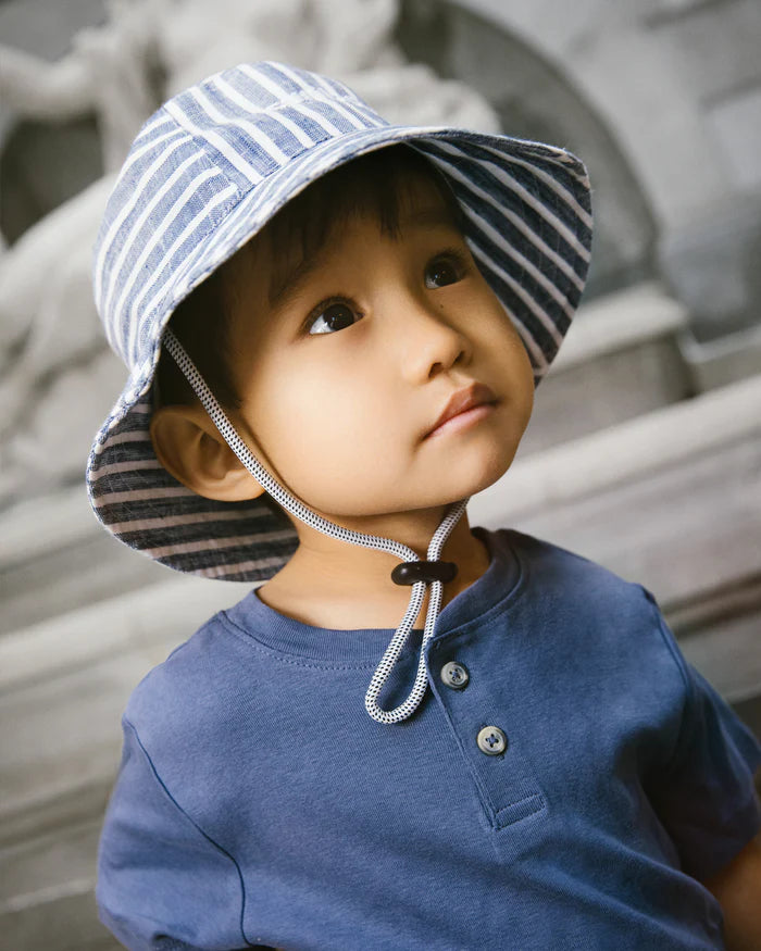 Enfant avec Chapeau soleil Caribou en lin Rayé Indigo