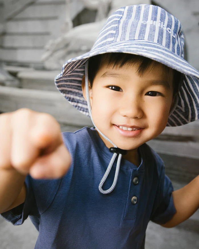 Enfant avec Chapeau soleil Caribou en lin Rayé Indigo