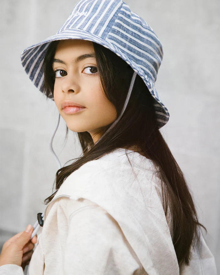 Enfant avec Chapeau soleil Caribou en lin Rayé Indigo